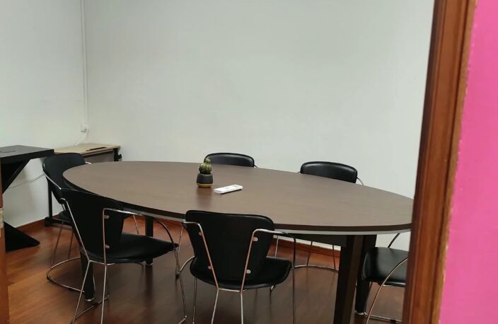À LOUER – Superbes Bureaux Aménagés et Équipés de 86 m² – Parking Privatif — photo 4