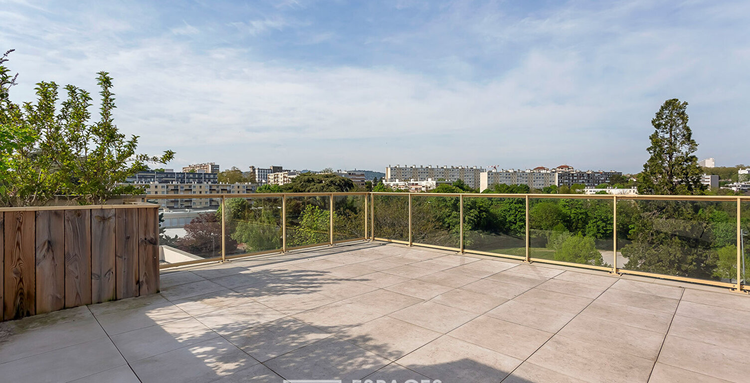 Rooftop et double terrasses avec vue imprenable à Caluire — photo 1