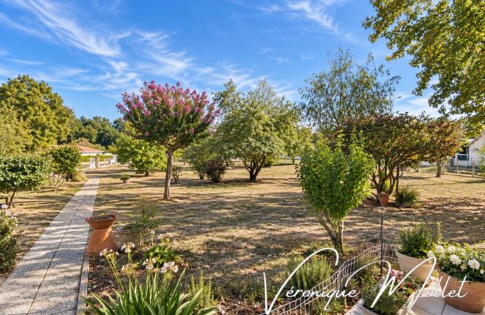 VILLA TRADITIONNELLE SUR PLUS DE 6 000 M² – VASTE DÉPENDANCE AUX MULTIPLES POSSIBILITÉS — photo 2