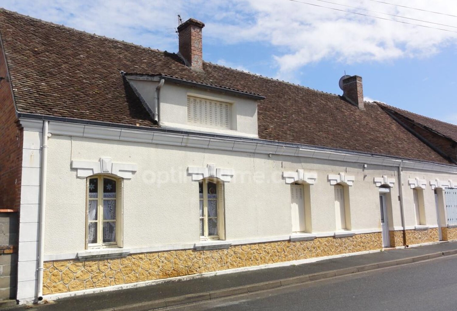 SOUESMES, Village de Sologne, Immeuble de rapport de trois appartements dont deux actuellement loués — photo 1