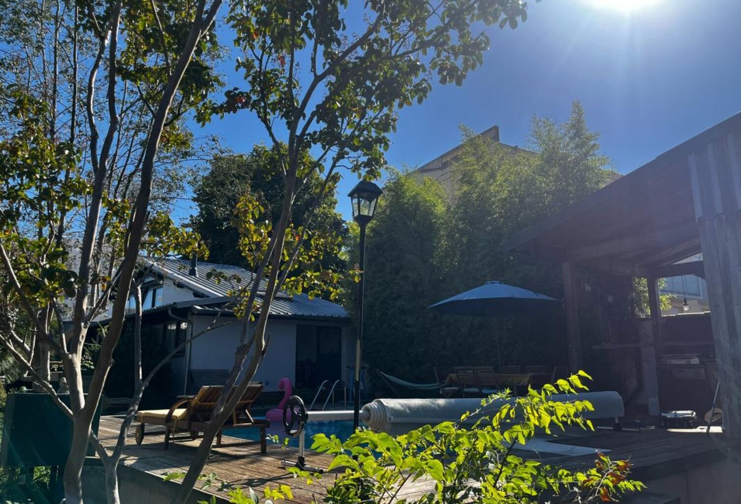 Très bel ensemble immobilier avec jardin et piscine offrant une belle rentabilité locative: 2 maisons non mitoyennes et un immeuble de 5 studios — photo 1