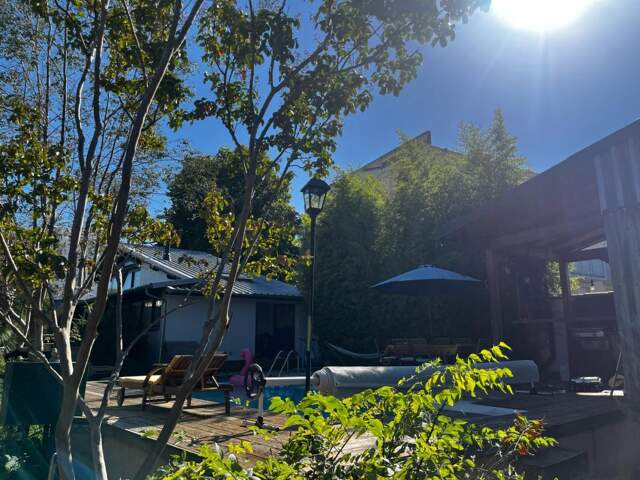 Très bel ensemble immobilier avec jardin et piscine offrant une belle rentabilité locative: 2 maisons non mitoyennes et un immeuble de 5 studios — photo du bien