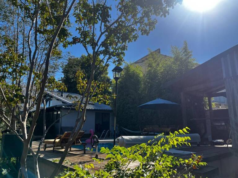 Très bel ensemble immobilier avec jardin et piscine offrant une belle rentabilité locative: 2 maisons non mitoyennes et un immeuble de 5 studios — photo 1