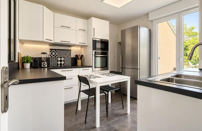 Située à Mériel, cette maison familiale offre une distribution fonctionnelle ainsi qu’un beau potentiel d’évolution — photo 3