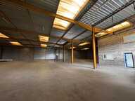 À LOUER – BÂTIMENT INDÉPENDANT À USAGE D'ACTIVITÉ, ENTREPÔT ET BUREAUX DE 1 500 M² – ÉVREUX (27) — photo 2