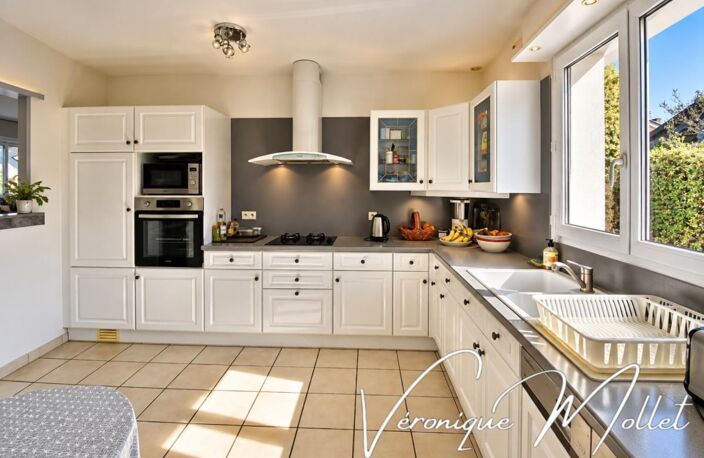 MAISON FAMILIALE AVEC TRÈS GRANDE PISCINE - Secteur Sud, dans un environnement résidentiel calme et privilégié — photo 4