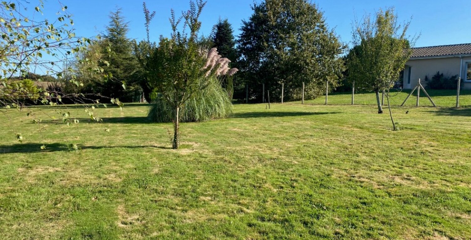 Terrain à bâtir à Romagne (33760) — photo 1