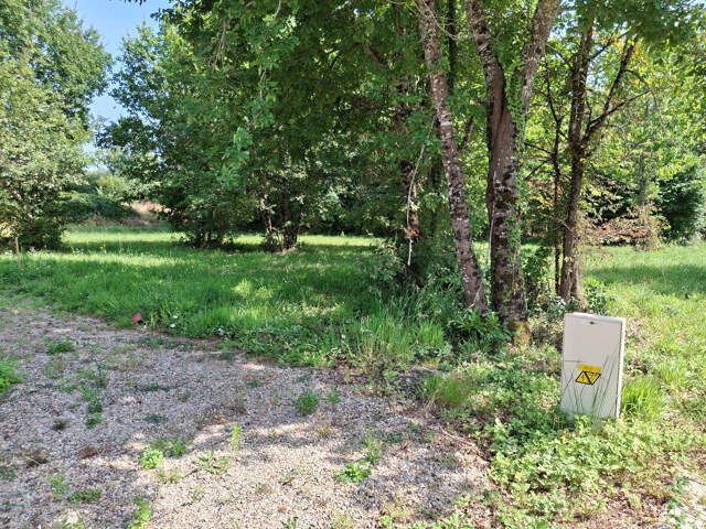Terrain à vendre de 979,00 m² proche de CASTELJALOUX (47) lotissement 8 lots — photo du bien