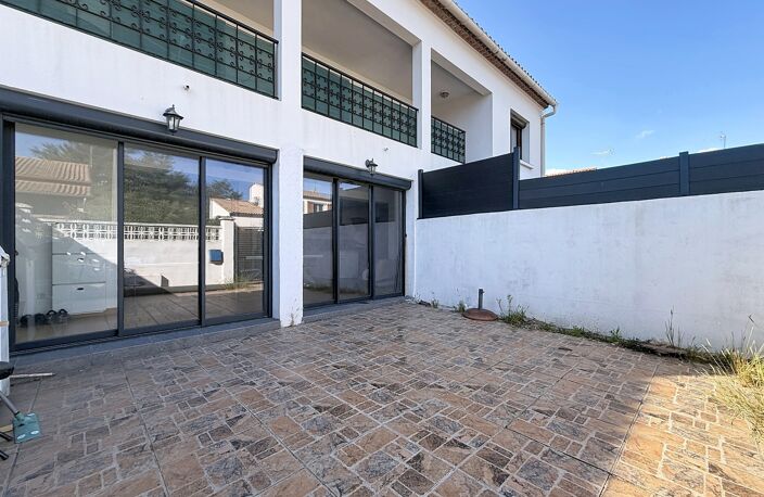 JUVIGNAC (34) - LA PLAINE : Maison à vendre 9 pièces 212 m2 divisée en deux appartements - terrain de 423 m2 - Garage - Terrasses - Jardin — photo 2