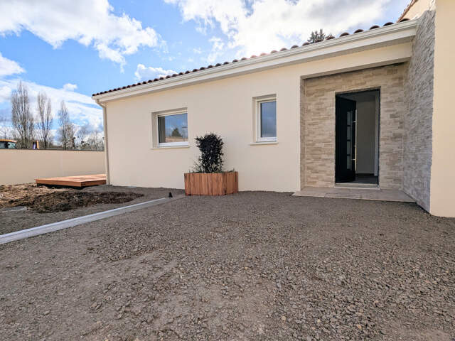 Maison à vendre FLEAC Maison neuve avec un grand espace de vie, quatre chambres et garage — photo du bien