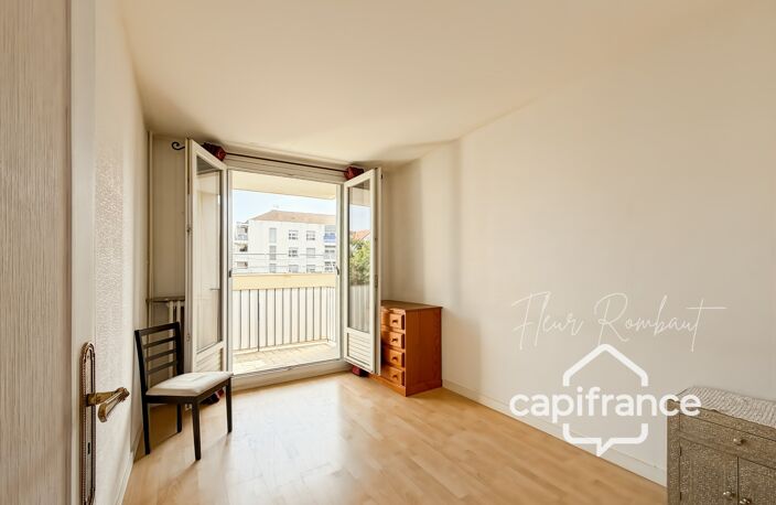Appartement 2 pièces lumineux avec loggia, balcon, cave et parking proche gare — photo 4