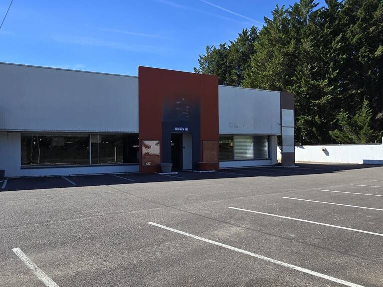 A louer Local commercial 300 m² avec parking à proximité de CHALON SUR SAONE-Axe passant — photo 1