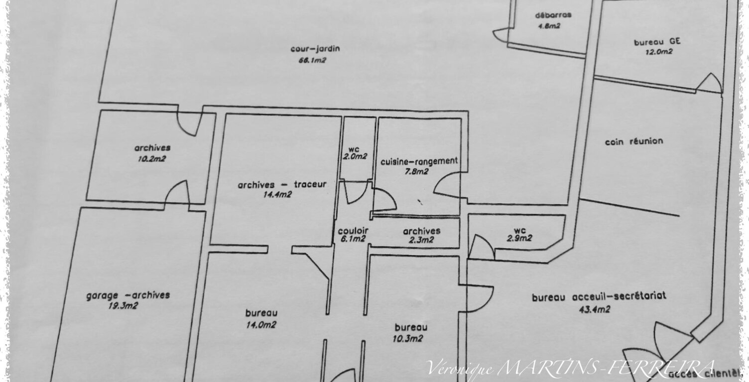 BUREAUX AVEC GARAGE, COUR ET POTENTIEL DE CRÉATION D’UN LOGEMENT – MEHUN-SUR-YÈVRE — photo 1