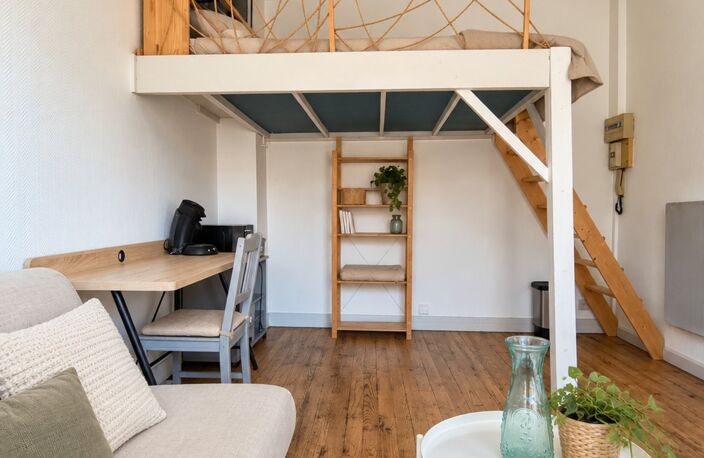 BORDEAUX SAINT-GENÈS / VICTOIRE – STUDIO RÉNOVÉ AVEC ESPACE NUIT EN MEZZANINE – VENDU MEUBLÉ — photo 2