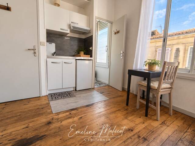 BORDEAUX SAINT-GENÈS / VICTOIRE – STUDIO RÉNOVÉ AVEC ESPACE NUIT EN MEZZANINE – VENDU MEUBLÉ — photo du bien