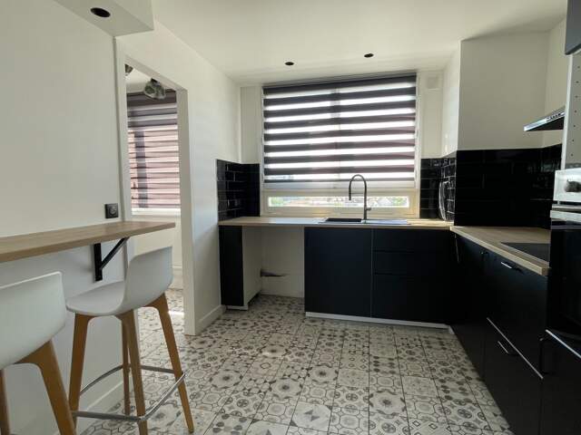 Appartement T3 à vendre, 3 pièces Dernier étage – Balcon – Parking – Cave – Proche gare LES CLAYES SOUS BOIS (78) — photo du bien