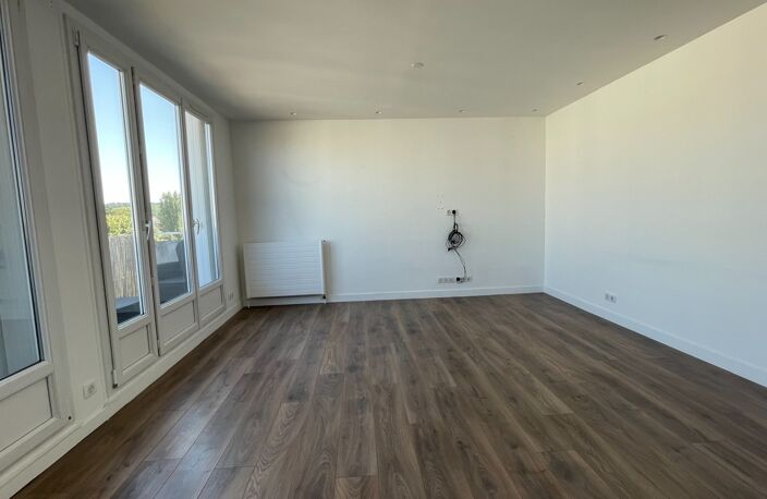 Appartement T3 à vendre, 3 pièces Dernier étage – Balcon – Parking – Cave – Proche gare LES CLAYES SOUS BOIS (78) — photo 2