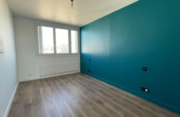 Appartement T3 à vendre, 3 pièces Dernier étage – Balcon – Parking – Cave – Proche gare LES CLAYES SOUS BOIS (78) — photo 4