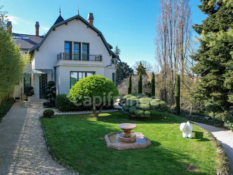 Une propriété de caractère, discrète et élégante, où le charme de la Belle Époque rencontre le confort d’une rénovation récente — photo 1