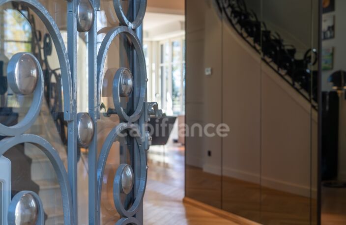 Une propriété de caractère, discrète et élégante, où le charme de la Belle Époque rencontre le confort d’une rénovation récente — photo 2