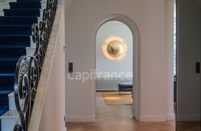 Une propriété de caractère, discrète et élégante, où le charme de la Belle Époque rencontre le confort d’une rénovation récente — photo 4