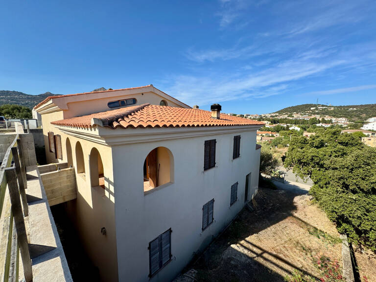 L’Île-Rousse – Maison 5 pièces, 3 niveaux avec terrasses, jardin et vastes garages – Centre ville et plage à pied — photo 1