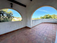 L’Île-Rousse – Maison 5 pièces, 3 niveaux avec terrasses, jardin et vastes garages – Centre ville et plage à pied — photo 2