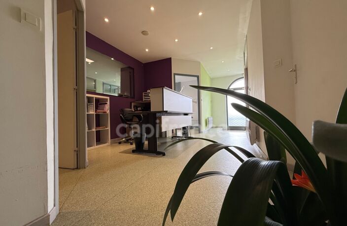 BÂTIMENT DE 420 M2, BUREAUX, 2 GARAGES DE 60 ET 80 M2, CRÉATION PLUSIEURS HABITATIONS, COUR, STATIONNEMENT — photo 2