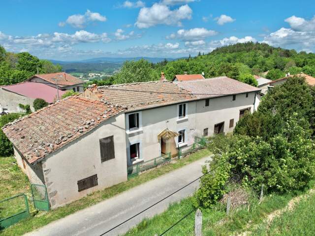 MAISON À RÉNOVER DE 100 M2, 3 CHAMBRES, TERRAIN DE 965 M2, SOURCE, 117 M2 DE DÉPENDANCES, GARAGE, CAVE — photo du bien
