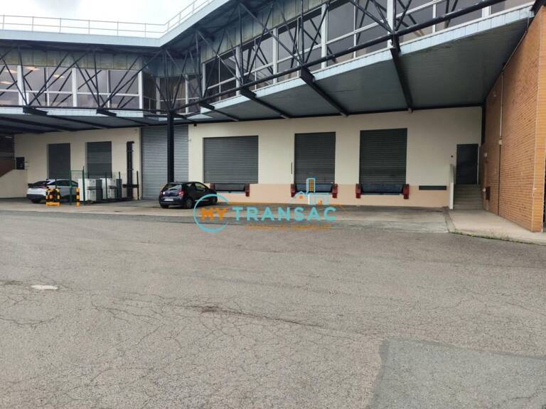 A LOUER  1 410 m² d'entrepôt dont 210m² de bureaux à Morangis — photo 1