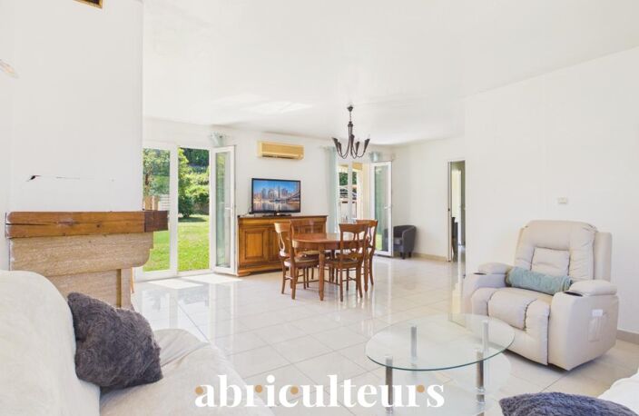 Maison familiale T7 de 128 m² sur parcelle de 1 620 m² avec piscine - Saint-Chamas (13250) — photo 2