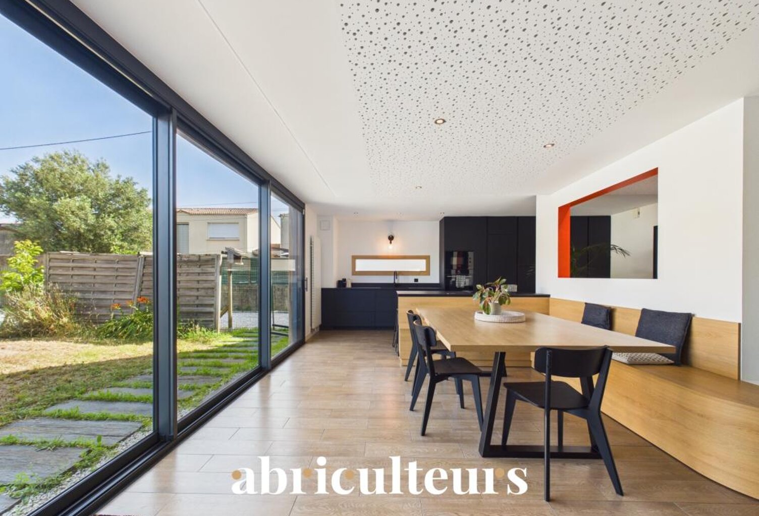 Grande maison d'architecte de 219M2 - DPE C - Jardin - 5 chambres - Mobilier sur-mesure - Un garage/buanderie - 2 parking - Rezé - Rue de l’Aérodrome — photo 1