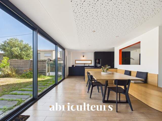 Grande maison d'architecte de 219M2 - DPE C - Jardin - 5 chambres - Mobilier sur-mesure - Un garage/buanderie - 2 parking - Rezé - Rue de l’Aérodrome — photo du bien
