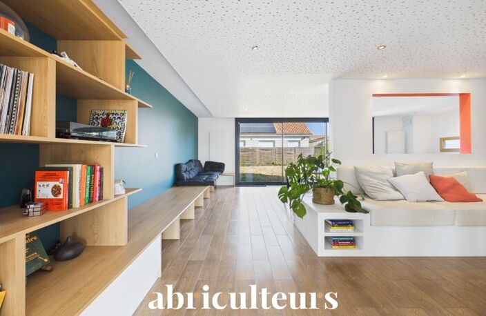 Grande maison d'architecte de 219M2 - DPE C - Jardin - 5 chambres - Mobilier sur-mesure - Un garage/buanderie - 2 parking - Rezé - Rue de l’Aérodrome — photo 2