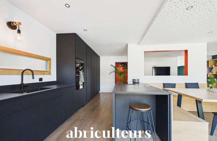 Grande maison d'architecte de 219M2 - DPE C - Jardin - 5 chambres - Mobilier sur-mesure - Un garage/buanderie - 2 parking - Rezé - Rue de l’Aérodrome — photo 4