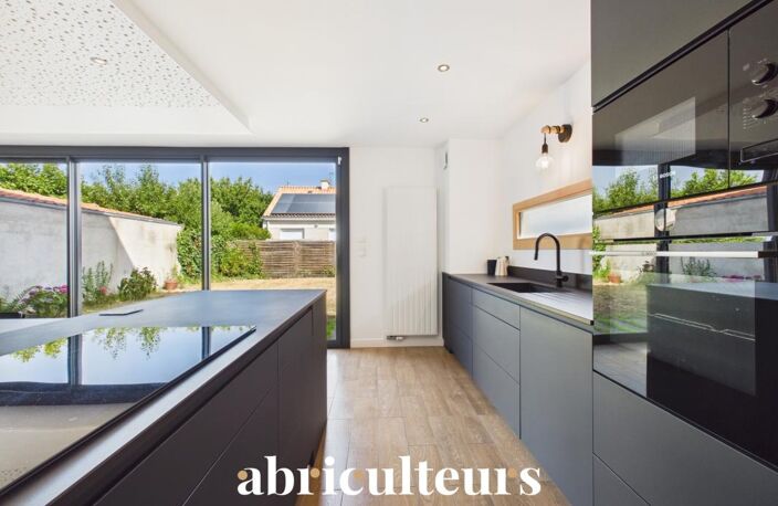 Grande maison d'architecte de 219M2 - DPE C - Jardin - 5 chambres - Mobilier sur-mesure - Un garage/buanderie - 2 parking - Rezé - Rue de l’Aérodrome — photo 5