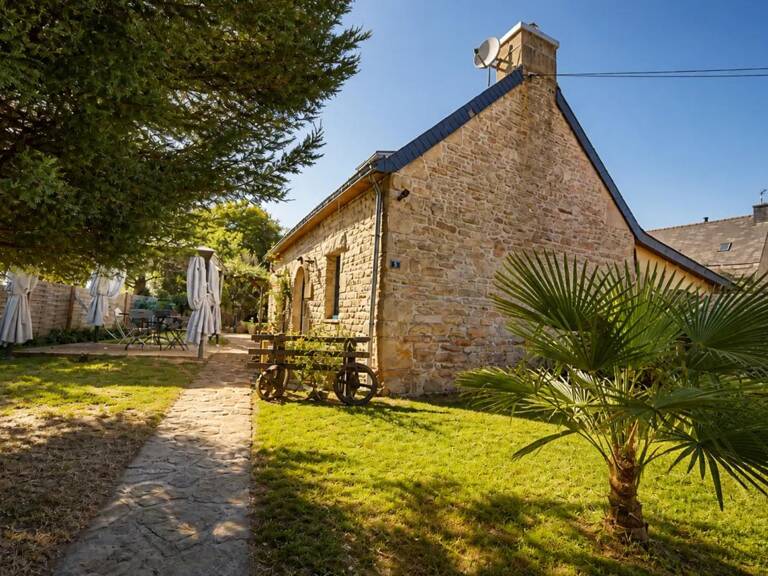 Bâtisse en pierre de 86 m², avec véranda, garage et joli jardin de 741 m² avec piscine hors-sol — photo 1