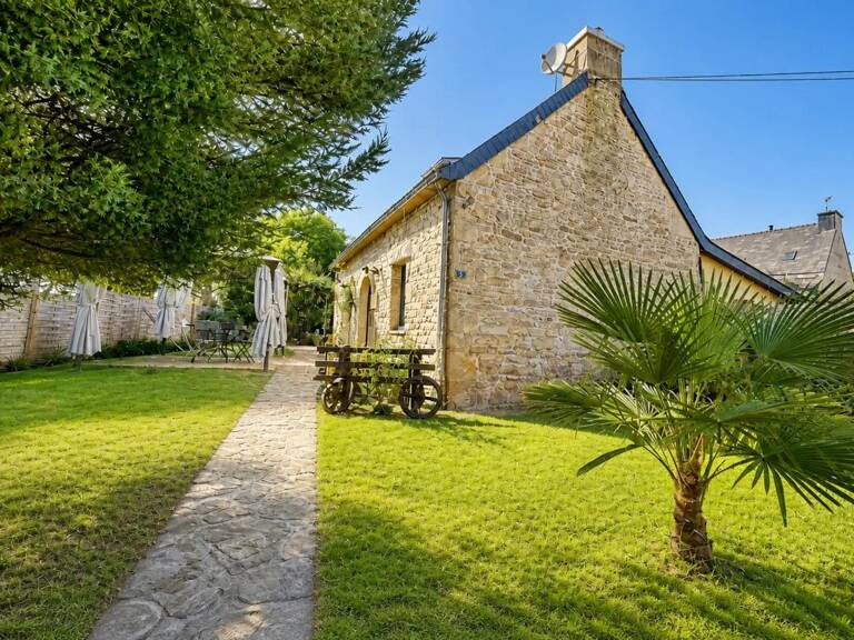 Bâtisse en pierre de 86 m², avec véranda, garage et joli jardin de 741 m² avec piscine hors-sol — photo 1