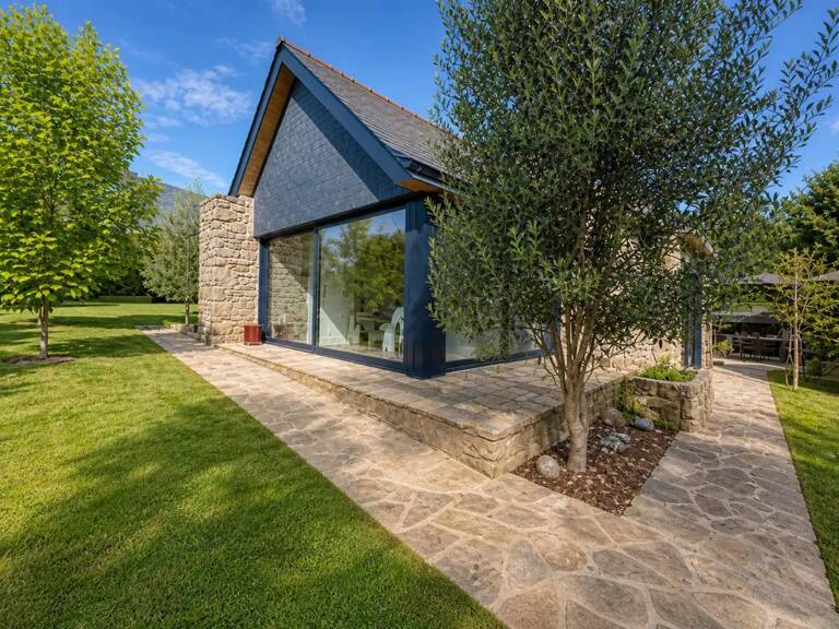 Bâtisse en pierre de 86 m², avec véranda, garage et joli jardin de 741 m² avec piscine hors-sol — photo 1