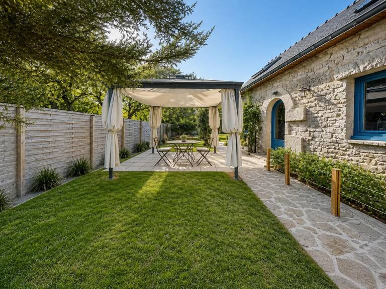 Bâtisse en pierre de 86 m², avec véranda, garage et joli jardin de 741 m² avec piscine hors-sol — photo 1