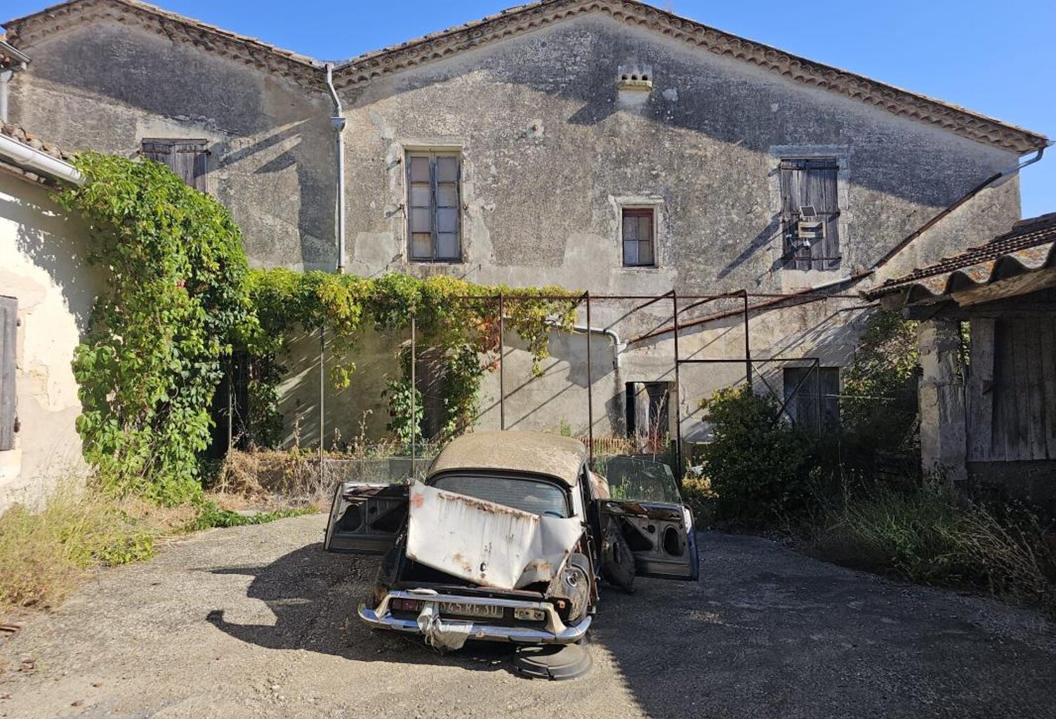 À Vendre - A Nîmes mas à rénover de 500 m² + 5ha de terres agricoles — photo 1
