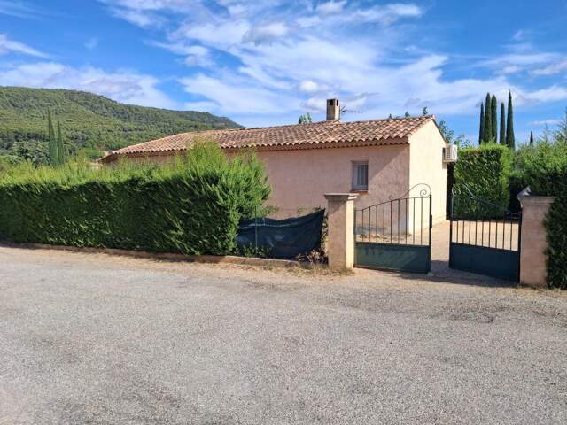 Villa de plain-pied à proximité du village d’Aups dans un lotissement — photo du bien