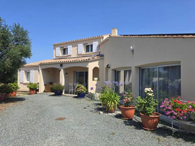 Maison À Vendre T5 piscine, jacuzzi, dépendance, garage — photo du bien