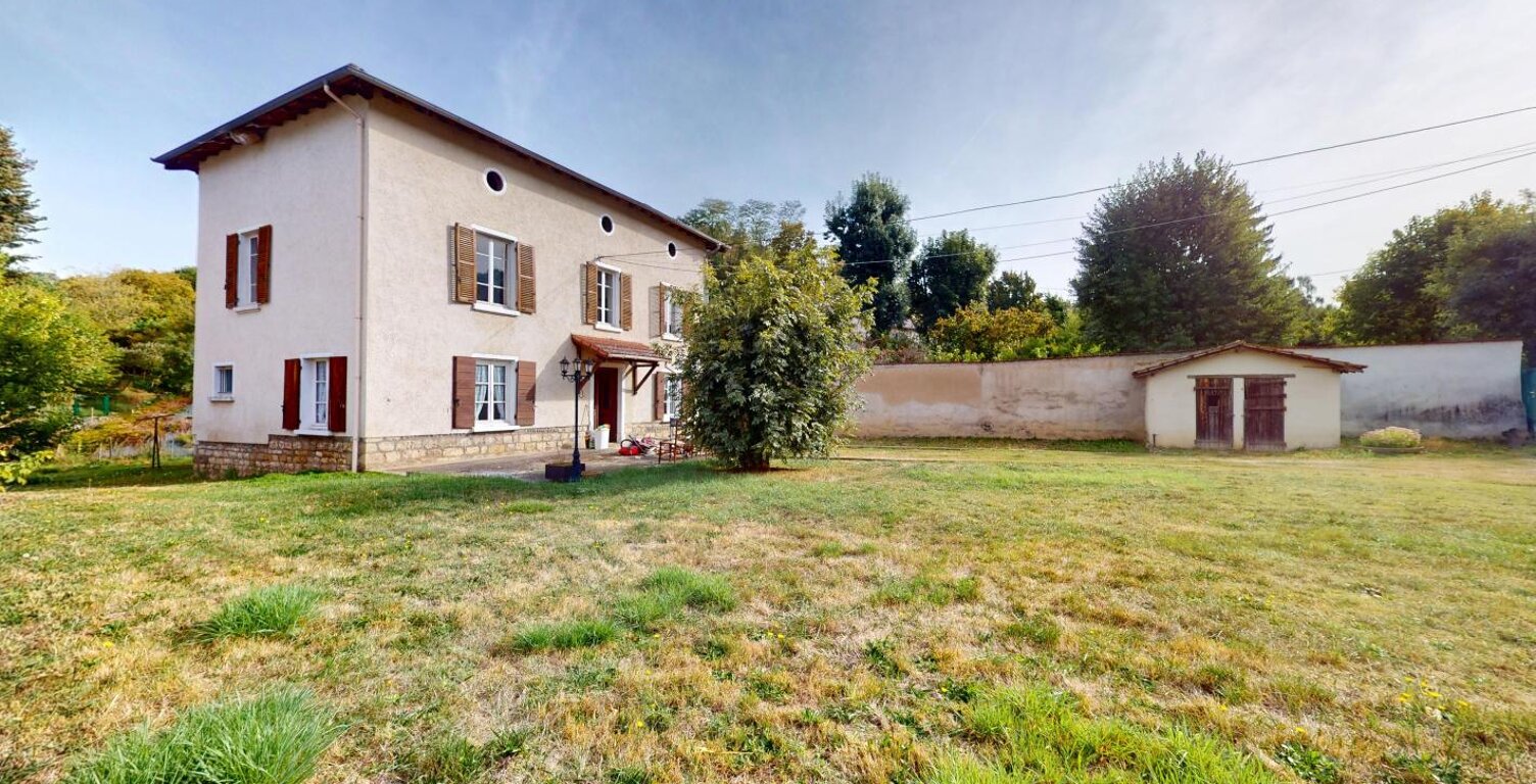 À VENDRE – ANCIENNE BÂTISSE AVEC BEAU POTENTIEL — photo 1
