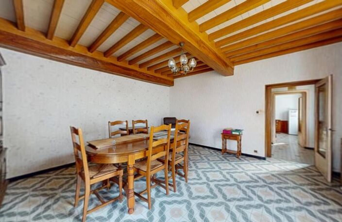 À VENDRE – ANCIENNE BÂTISSE AVEC BEAU POTENTIEL — photo 3