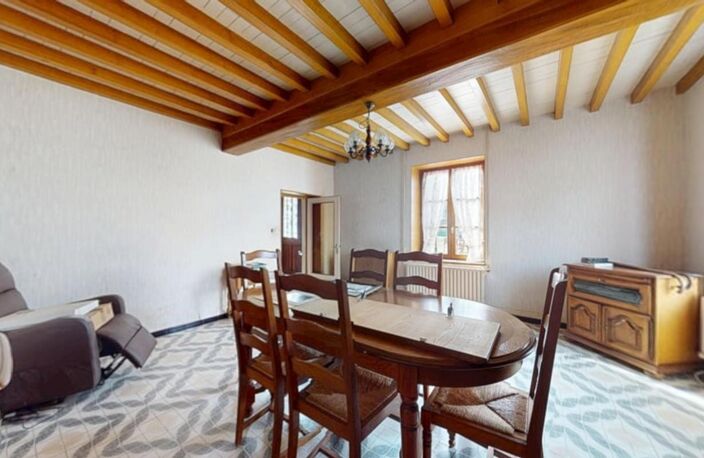 À VENDRE – ANCIENNE BÂTISSE AVEC BEAU POTENTIEL — photo 4