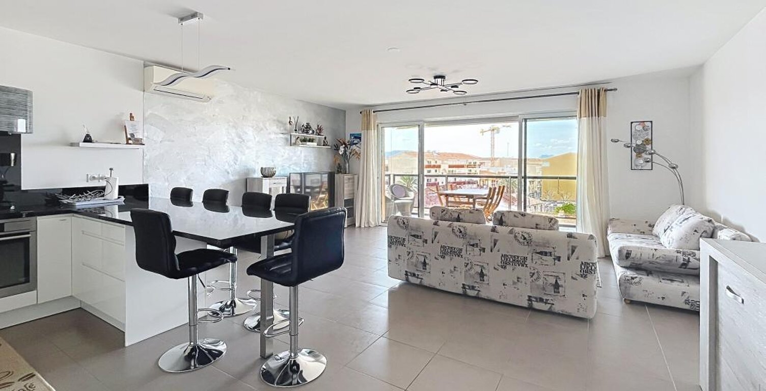 Appartement À Vendre Centre ville de Saint Raphael dernier étage — photo 1