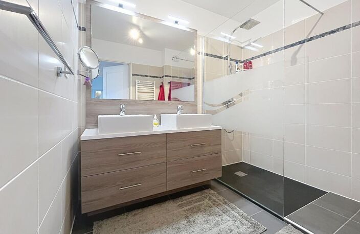 Appartement À Vendre Centre ville de Saint Raphael dernier étage — photo 5