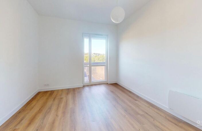 Appartement À Vendre- 3 Chambres, Balcon, Garage, Cave, Entièrement rénové — photo 4