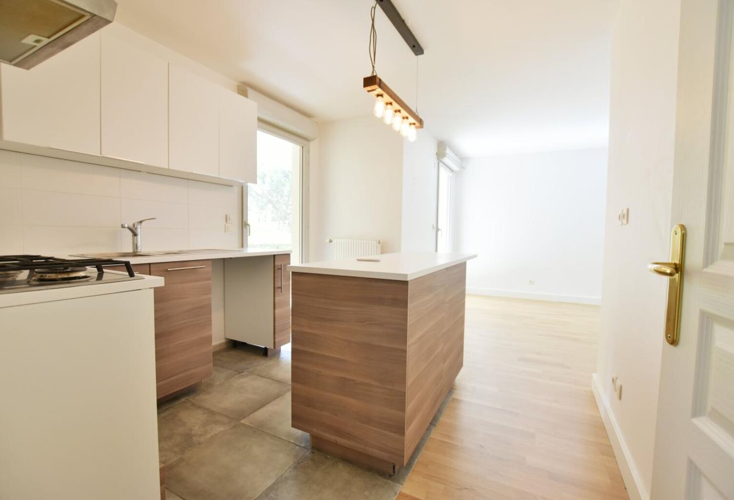 Appartement T2 À Vendre avec garage fermé / résidence sécurisée / parc arboré avec piscine — photo 1